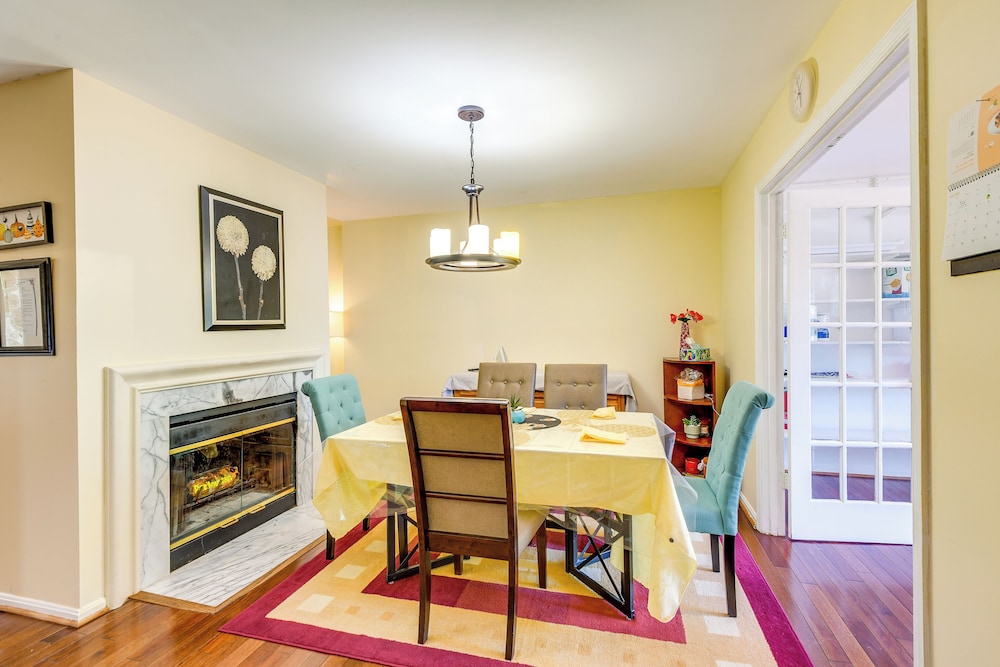 Close to Hospital & Dulles: Herndon Townhome