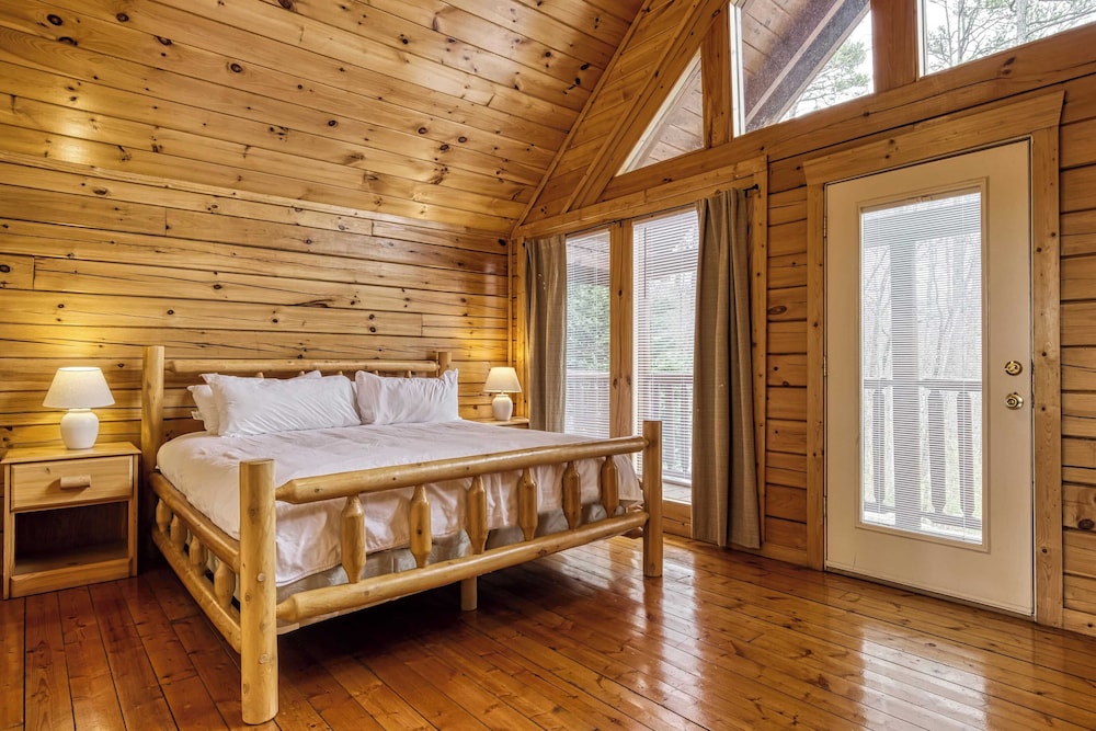 Hot Tub, Game Room, Movie Theater, View Sleeps 18 Lookout Lodge by Avantstay