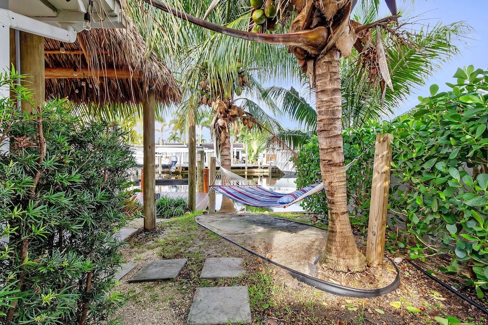 Flirty Flamingo Colorful Waterfront Escape w Pool