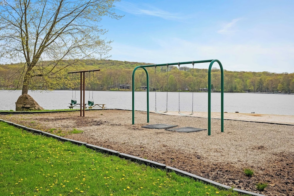 Atlas Point Lodge Sauna, Fireplaces, Kayaks, Lakes + Pet-friendly Yard