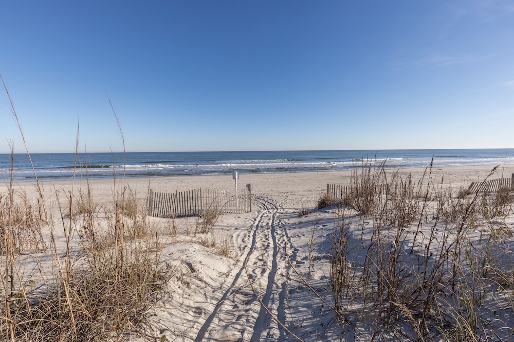 Sandpiper by Avantstay Gorgeous Beachside Home w Spacious Yard Chic Design