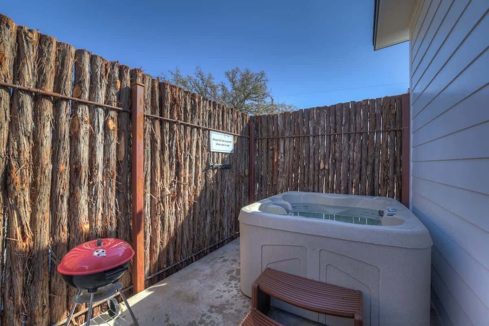 Pop 4 W/hot-tub + Close to Main St