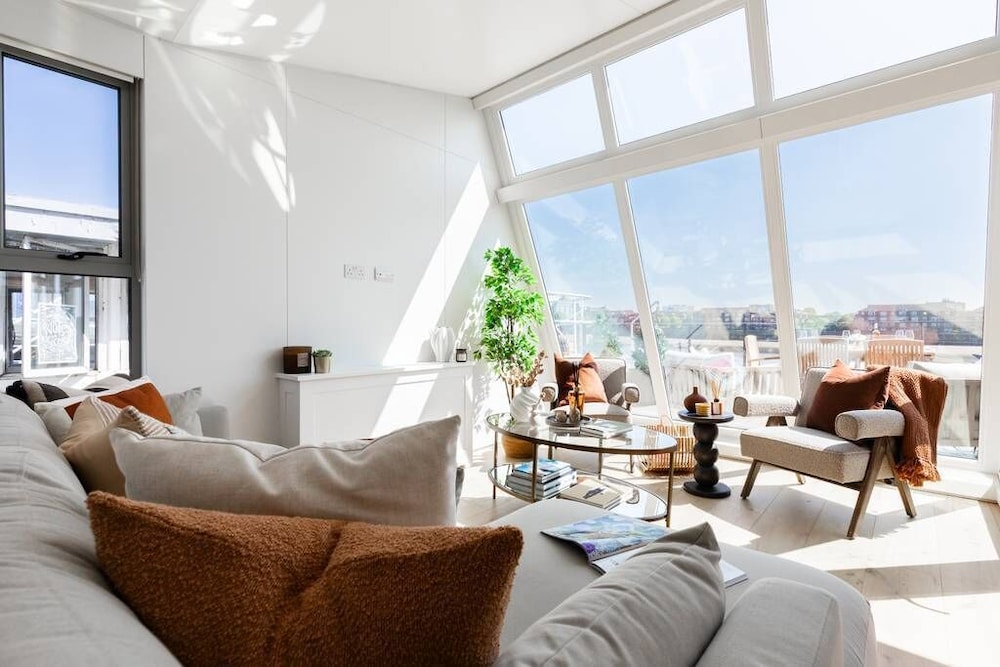 Cheyne Walk Houseboat by Onefinestay
