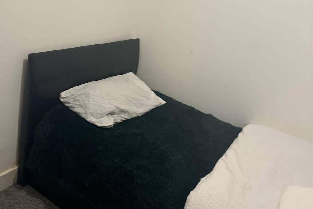 Cosy Central Home - Sleeps 5, Free Parking & Patio