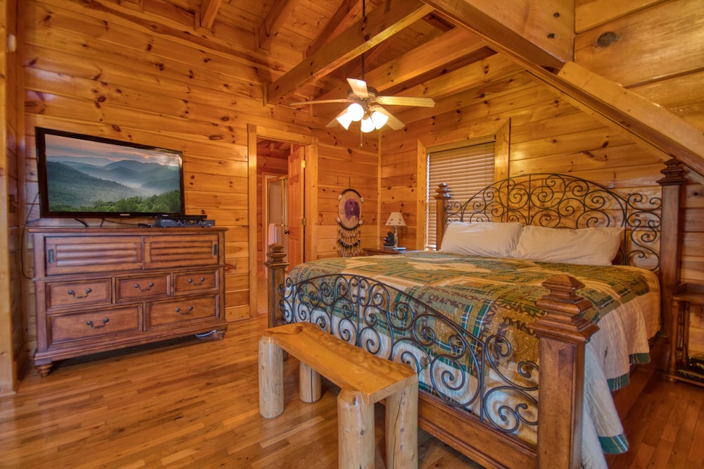 Poolside Retreat #221 by Aunt Bug's Cabin Rentals view 2