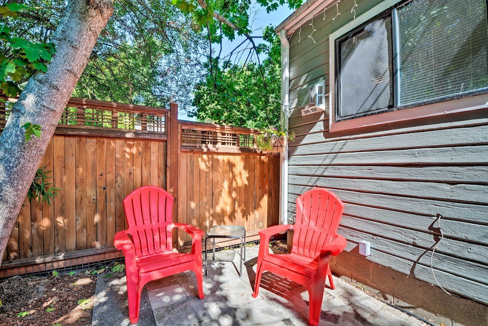 Ashland Vacations - Warm Inviting Ashland Cottage < Half-mile to SOU - Property Image 6