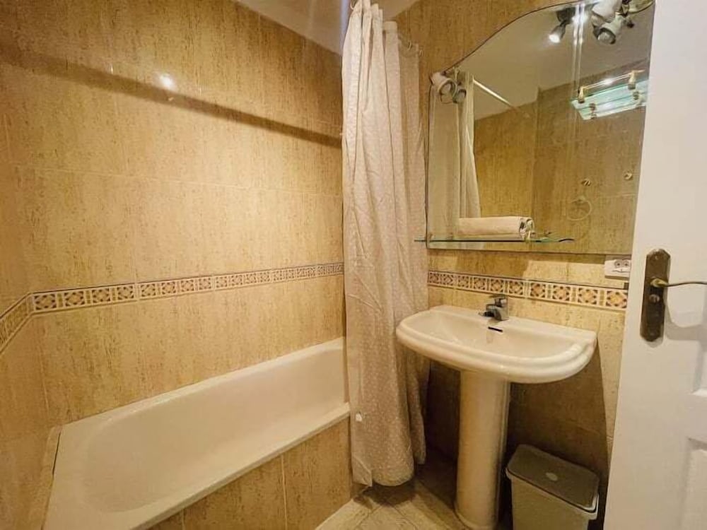Family Apartment 3BR Communal Pool Kids Park