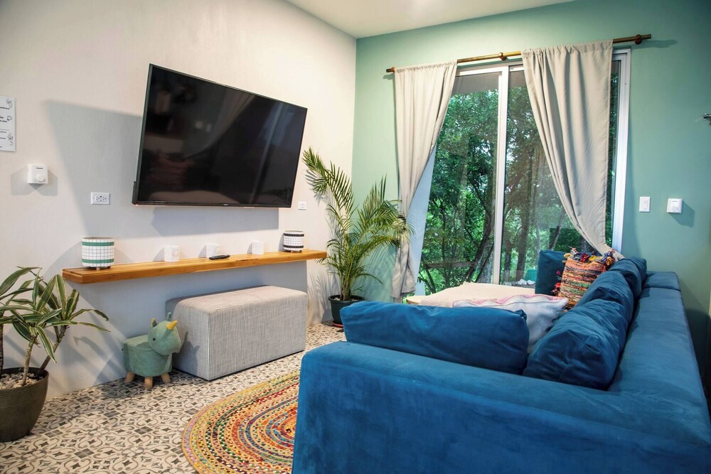 Private Saltwater Pool, Mountain Views, 3min Beach