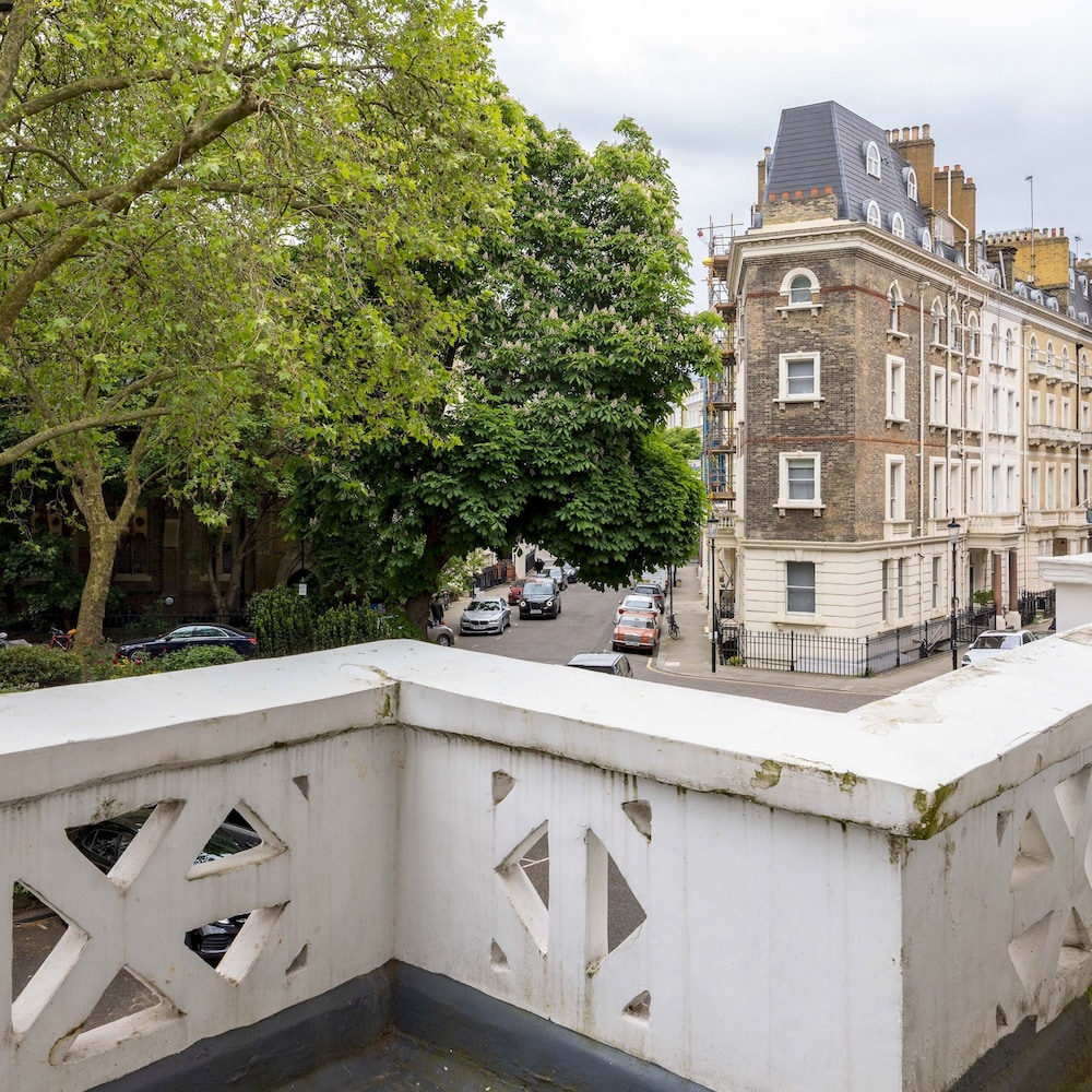 Balcony South Kensington Luxury 2 bed Apartment