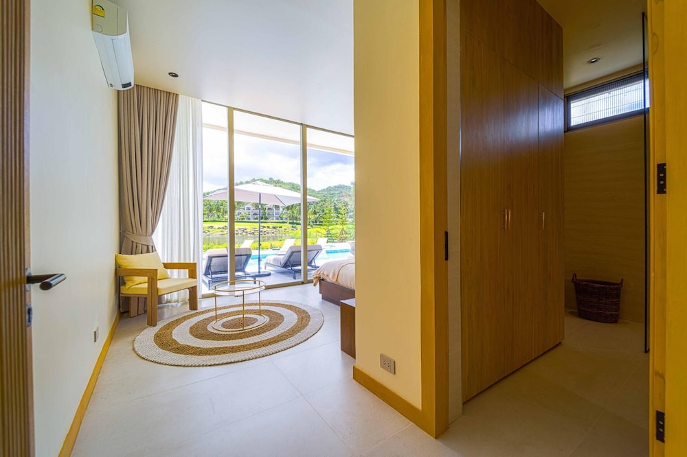 Ultra-Modern 6-Bedroom in GolfCourse PH6