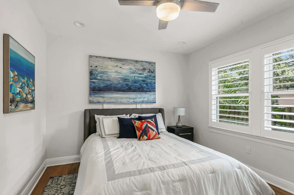 Pool House Oasis - Home for 6 - Image 5