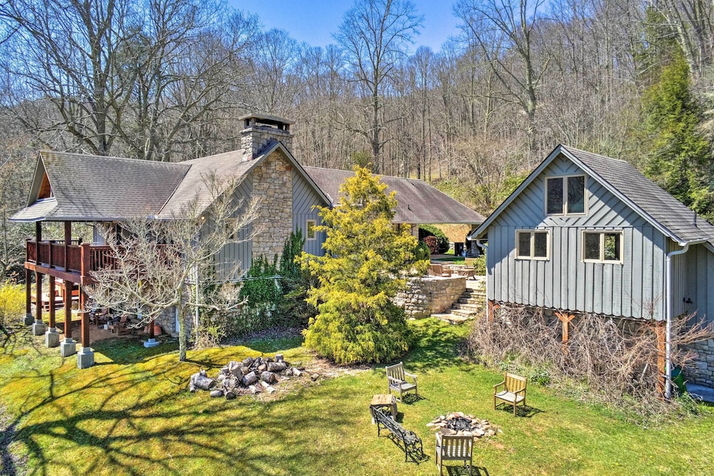 40-acre Ski Retreat w/ Hot Tub in Banner Elk! view 3