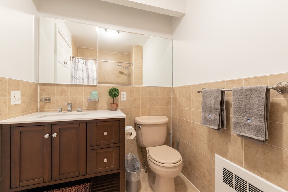 Cypress Court I by Rove Travel 2BR Harlem Apt