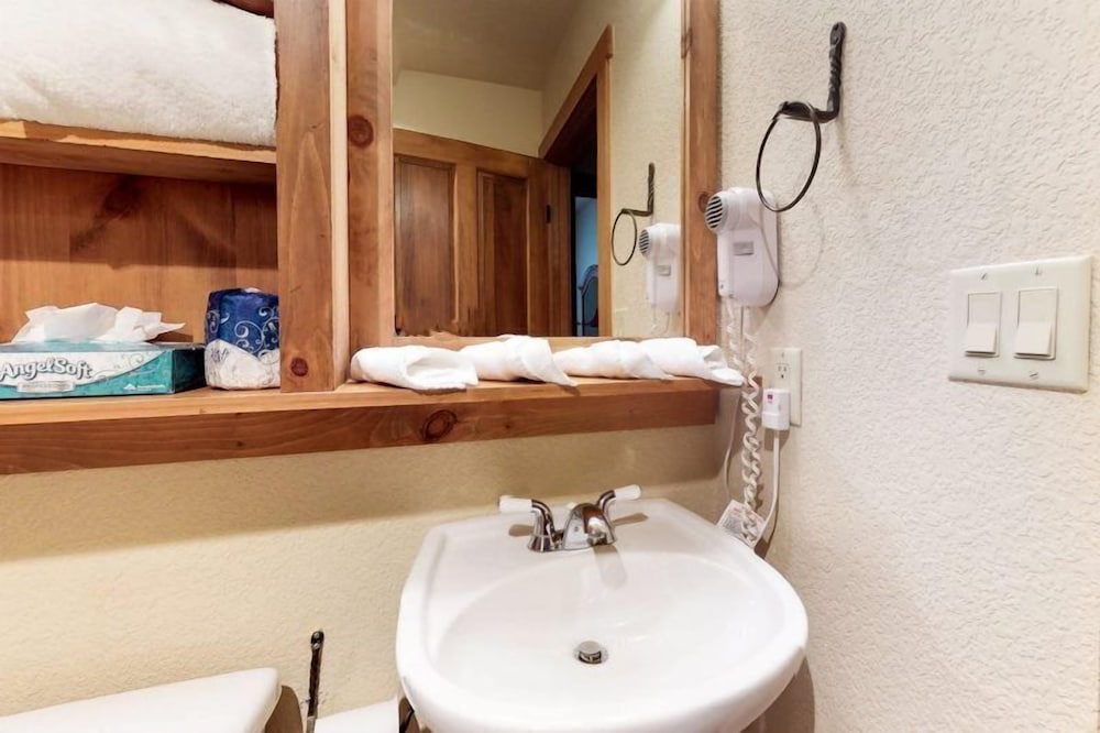 3 Bedroom Colorado Mountain Vacation Rental in River Run Village With Convenient Access to Ski Slopes view 4