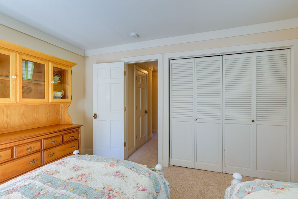 Spacious Tahoe City Retreat < 2 Mi to Lake Tahoe! view 4