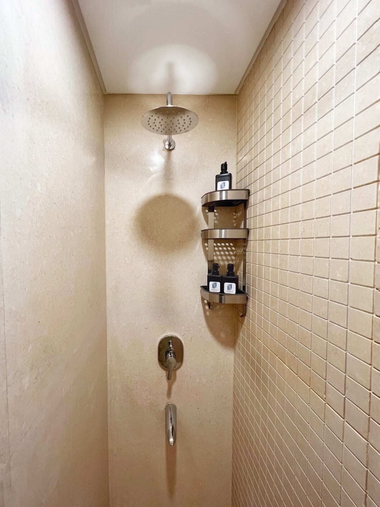 Xuru Stays I Exotic 1bdr w/ Outdoor Terrace Pool & Beach Access