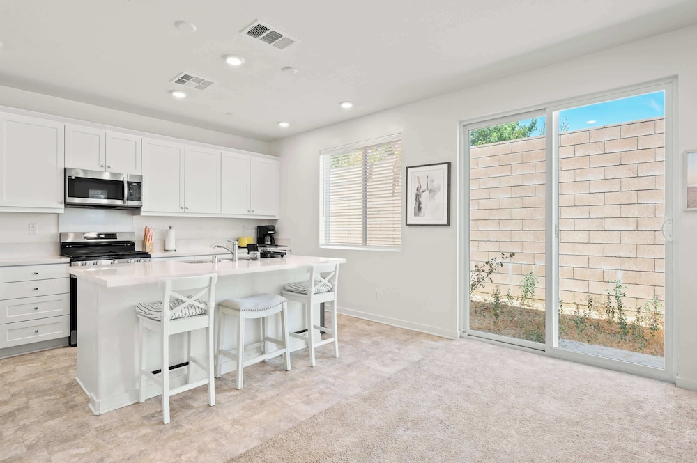 Sunny & Stylish Near LA 4BR Home w Desks & Lounge