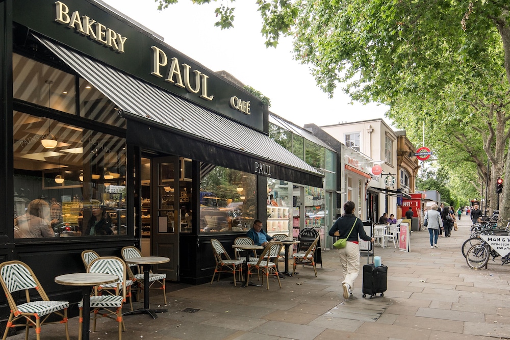 Luxury 2BD Apartment in Holland Park