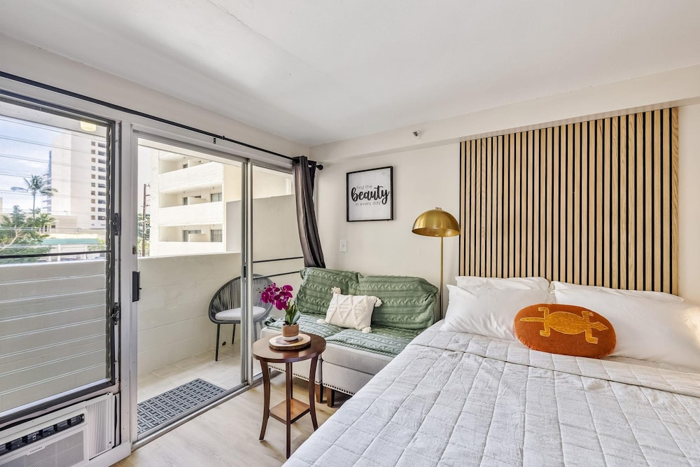 Bright Cozy Condo Unit With Balcony