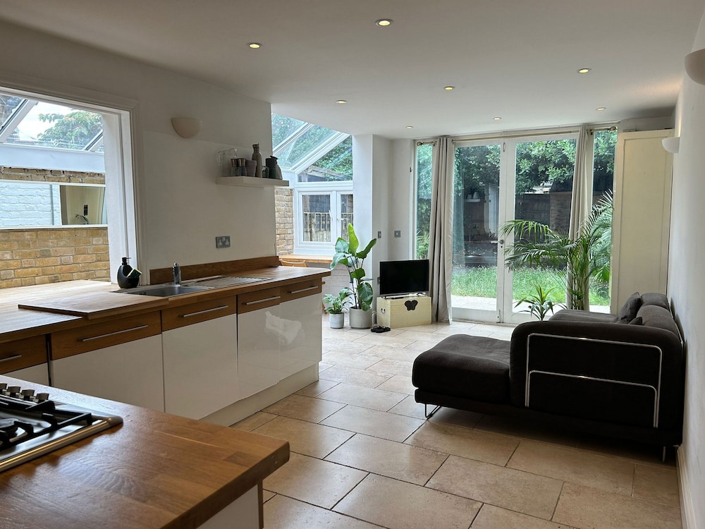 Modern, Spacious 1 Bedroom Garden Flat Sw18