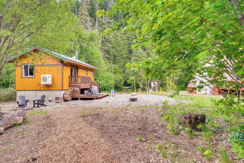 Deck & Fire Pit: Yakima River Retreat in Cle Elum