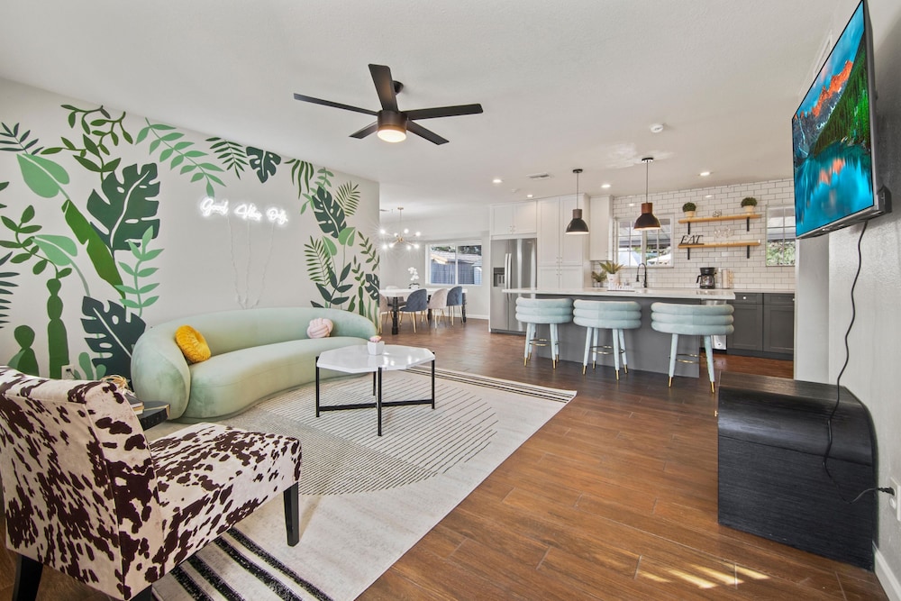Karen in Phoenix With 4 Bedrooms and 2 Bathrooms