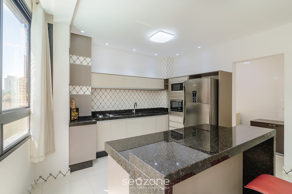 1BR Apt w/ Pool 650m From Beach Pdn0113