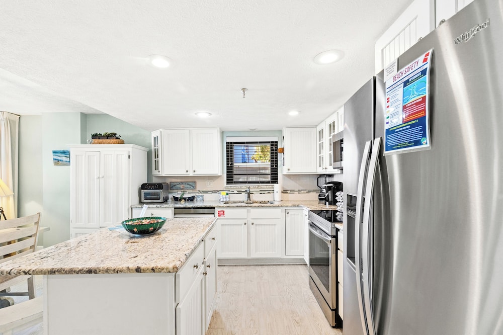 Steps to Paradise: Ground-floor 2br/2ba Beachfront Condo, Sleeps 8, Gulf Views!