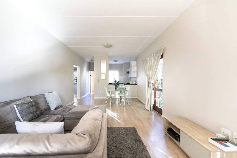 2bed in Sandton City