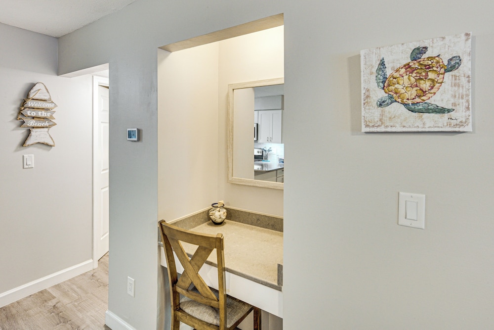 Access to Folly Field Beach & Pools: Coastal Condo