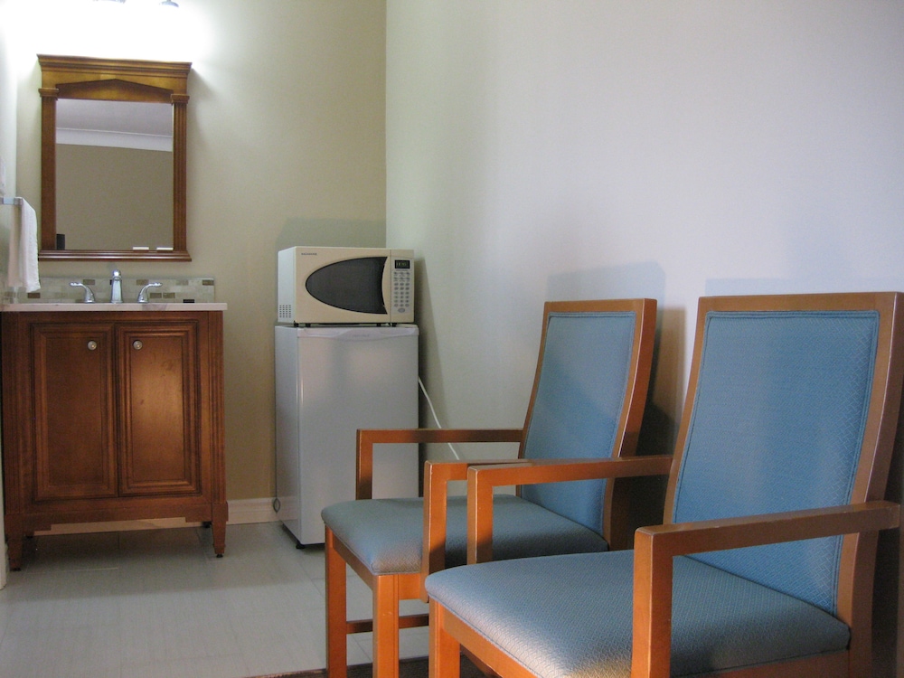 Kitchener Vacations - Embassy Motel - Property Image 3