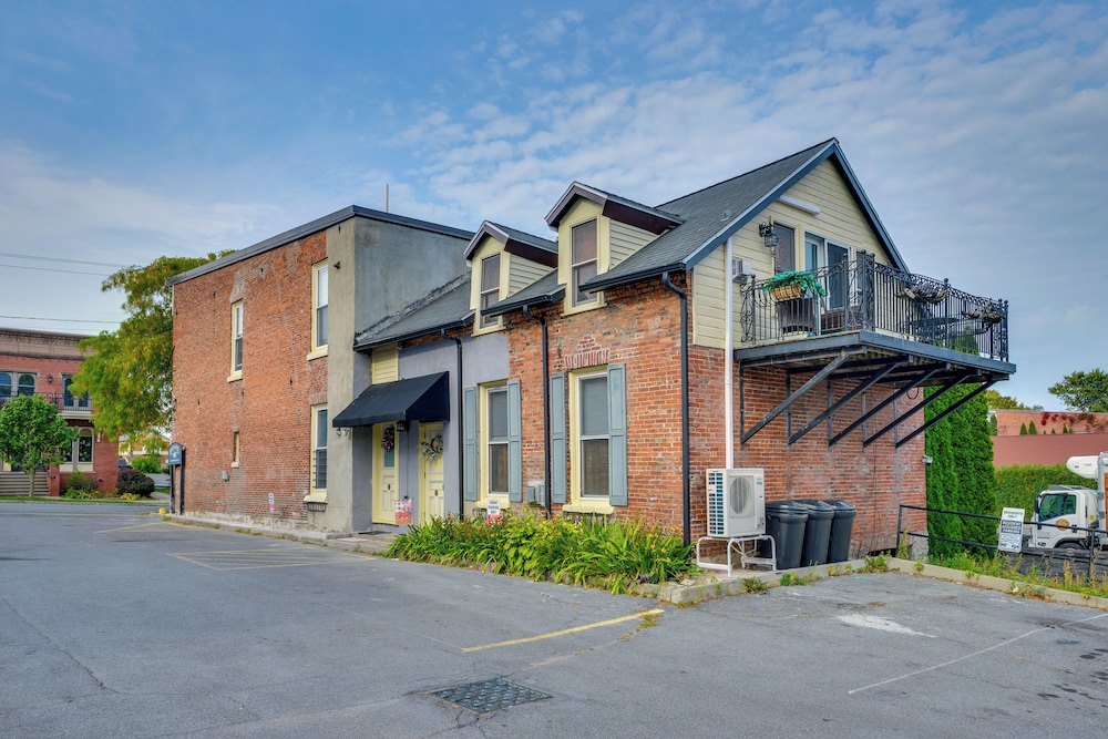 Walk to Marina: Dog-friendly Lake Ontario Studio