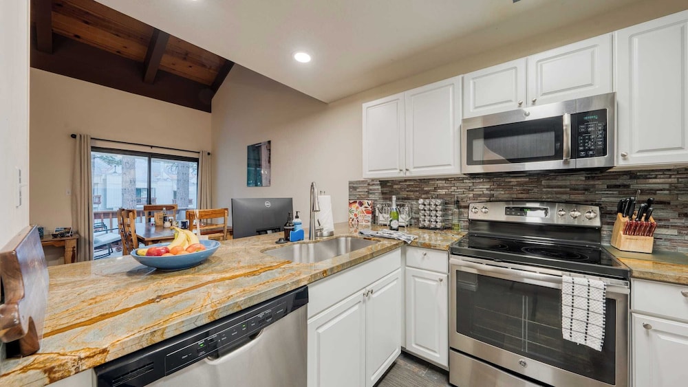 Crystal Pines Cozy Lake Tahoe Escape With Fully Equipped Kitchen and Balcony Views