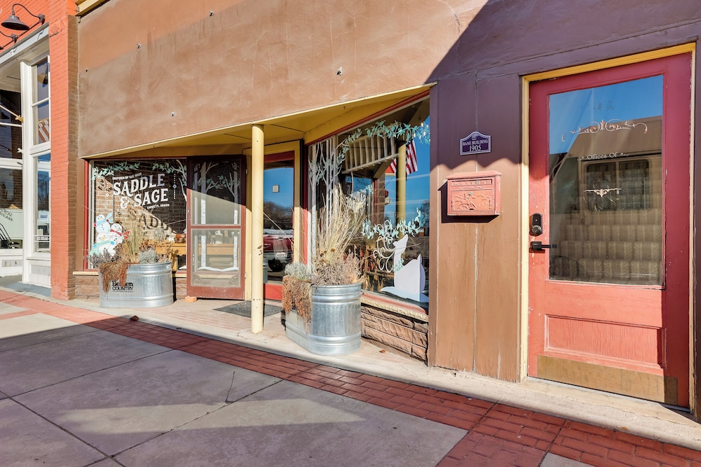 Downtown Emmett Apt: 7 Mi to Black Canyon Dam