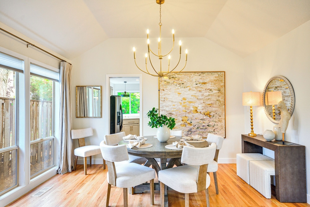 Near Shops & Cafes: Beaverton Haven w/ Luxe Decor!