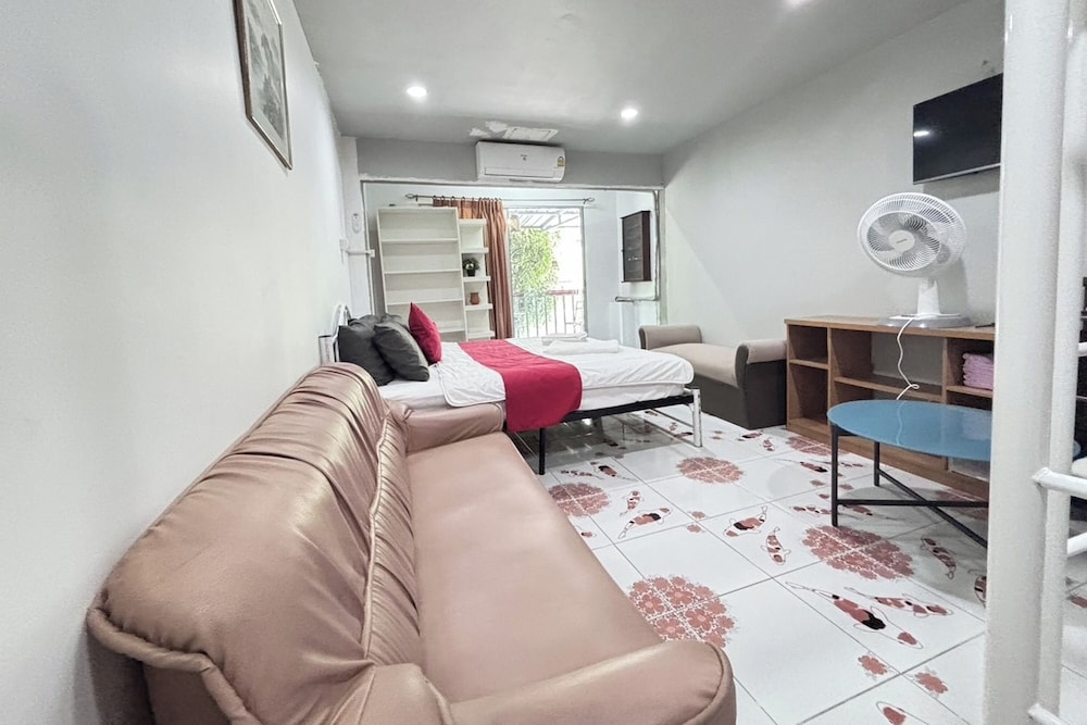 Sunshiny-BB Hostel near Punnavithi BTS station