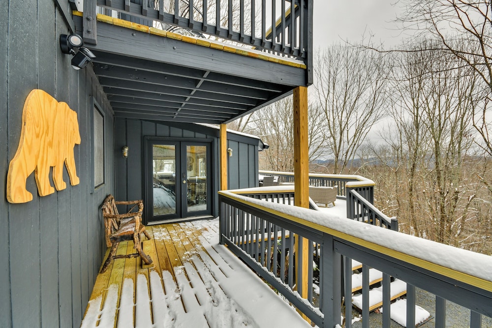 6 Mi to Skiing: Home w/ Hot Tub in Seven Devils!