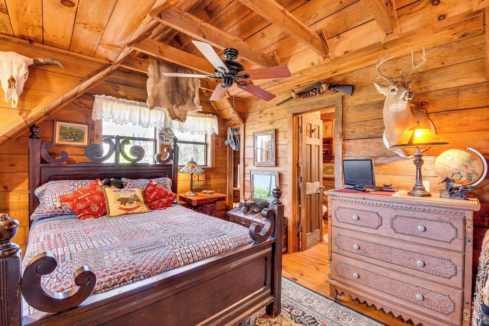 Rustic Cabin w/ Porches: 8 Mi to Tallulah Gorge! view 3