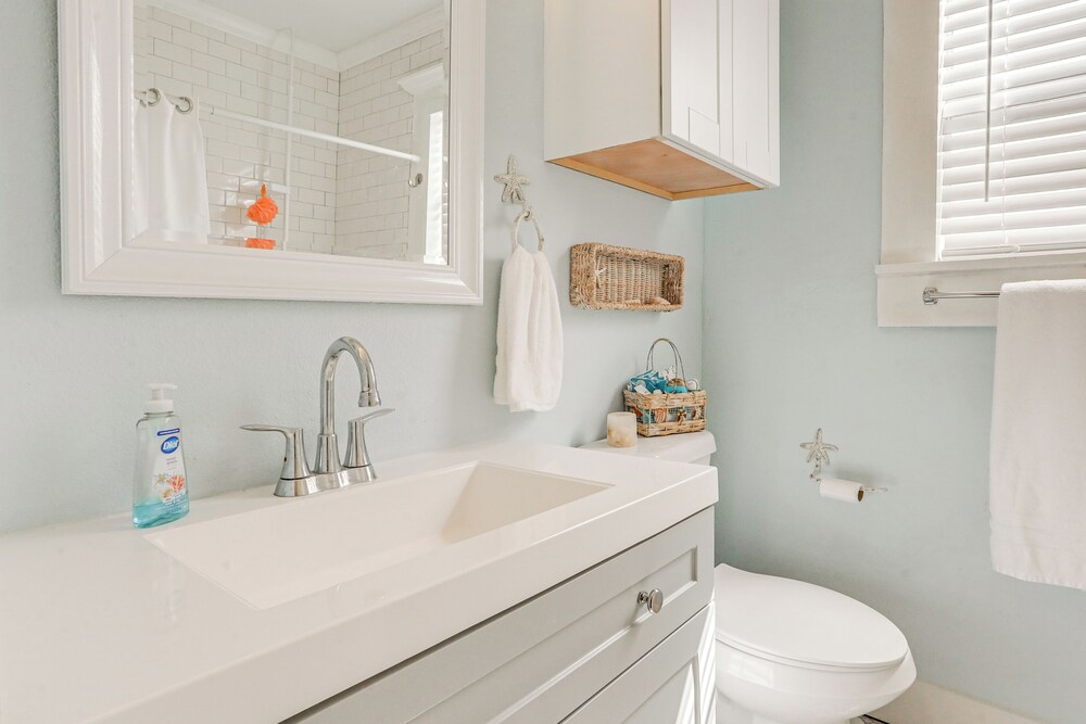 1 Mi to Beach: Colorful Cottage in Galveston!