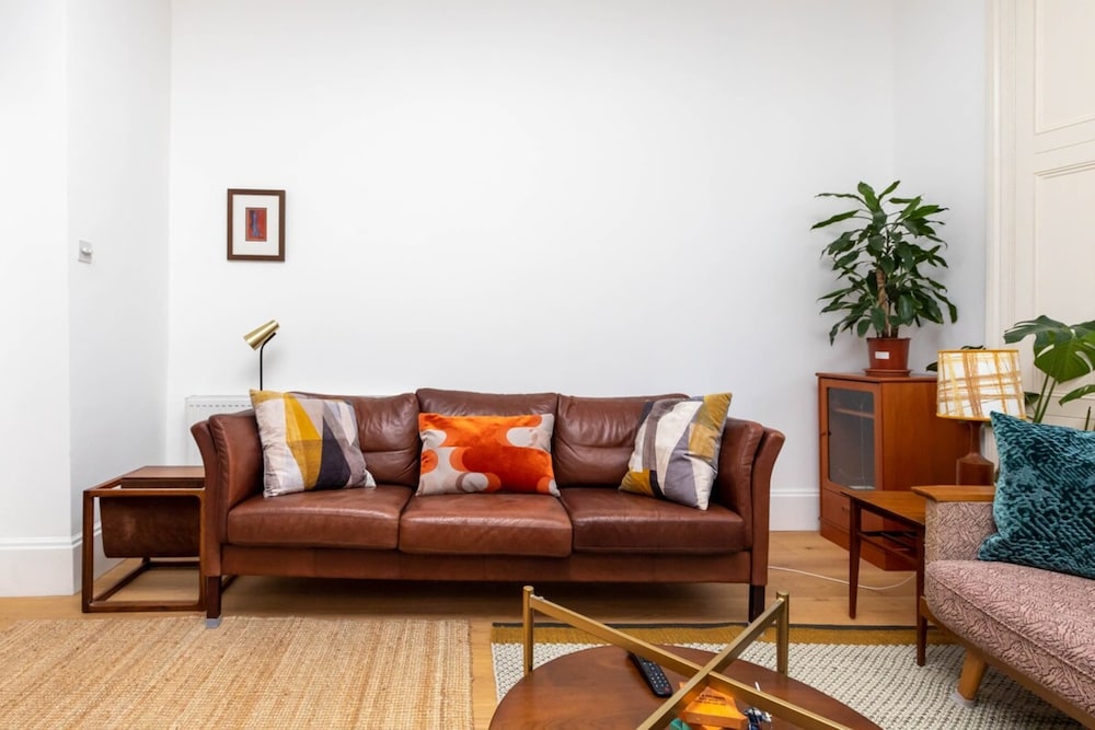 Spacious 2BD Flat By Regents Park & Camden Town!