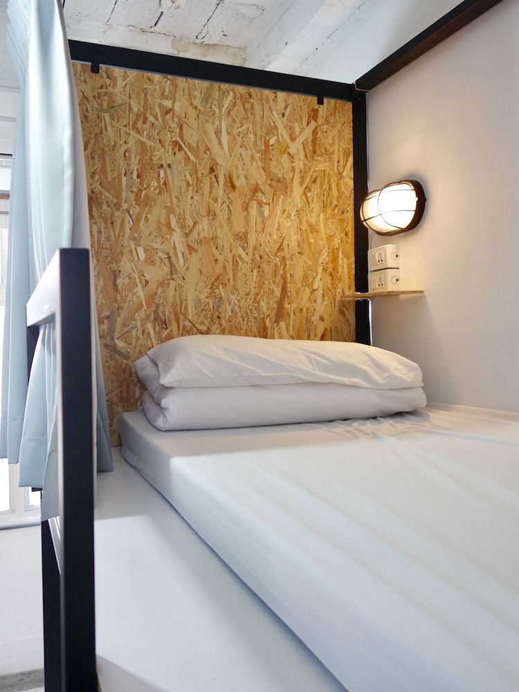 Oldmancaptain Hostel