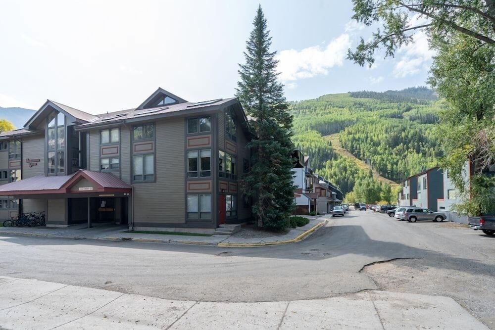 West End Walk To Lift 7 Hot Tub, Parking, Open Kitchen + Living Space 2 Bedroom Condo by RedAwning view 4