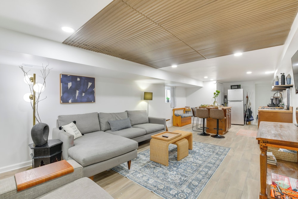 2 Mi to Logan Square: Pet-friendly Unit w/ Yard!
