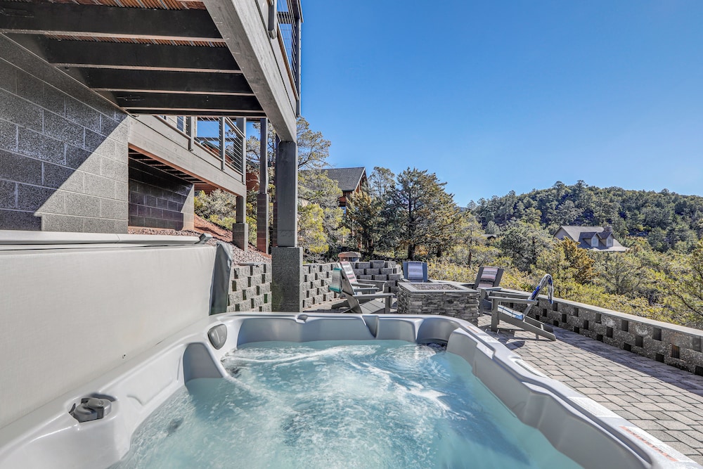 Hot Tub & Panoramic Mtn Views: Pine Retreat!