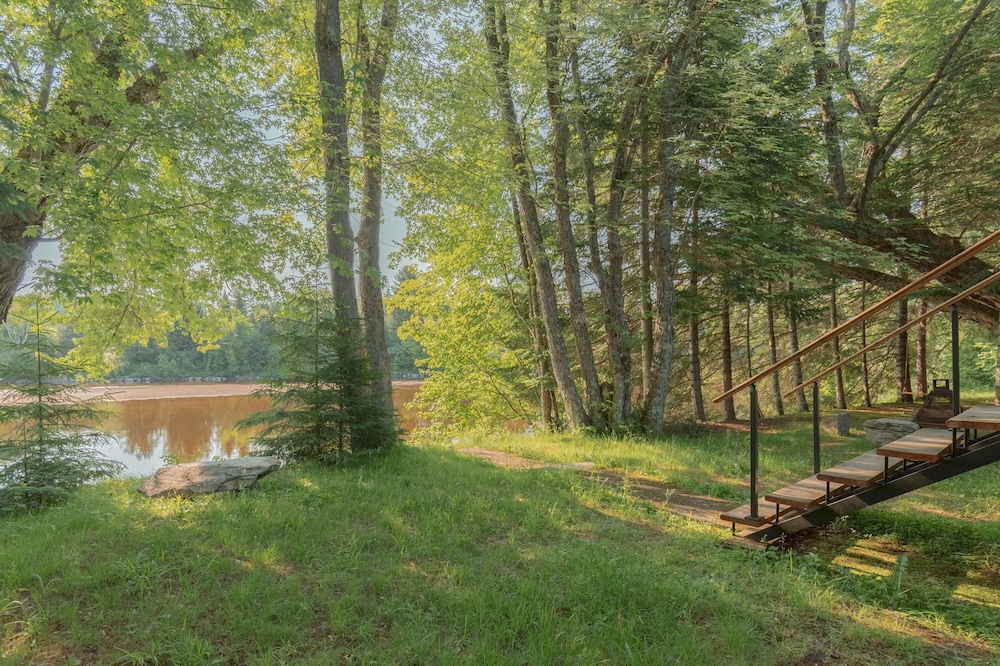 The Phoenix - Riverside Chalet With Beach