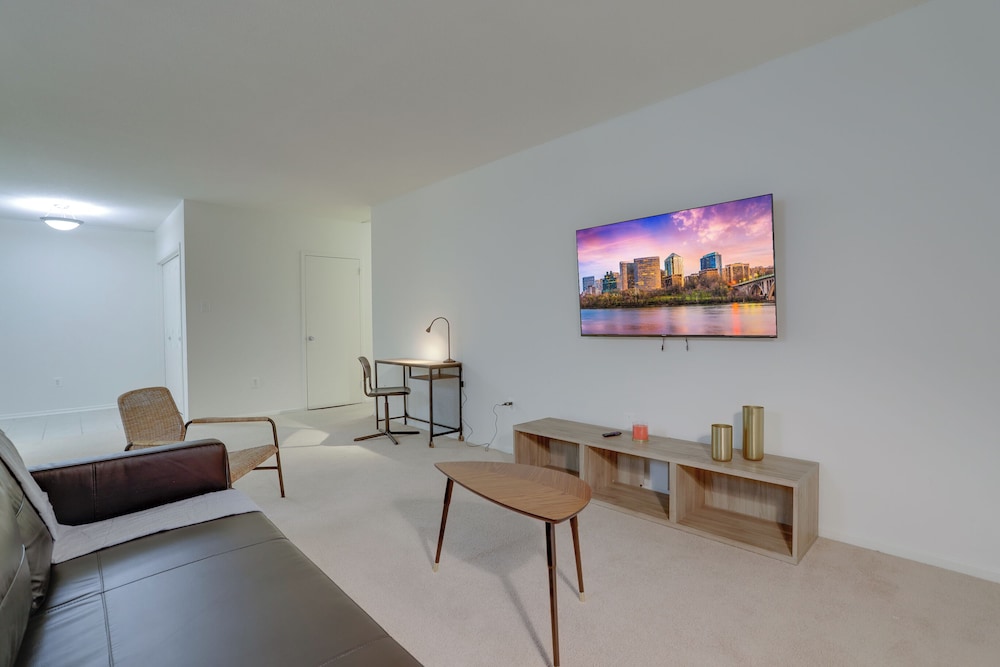 Modern Apt Near Airport in Cystal City