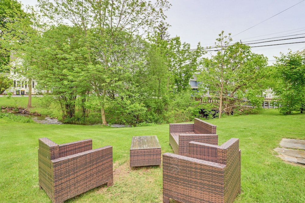 Ski, Hike & Fish: Pet-friendly Home in Saylorsburg
