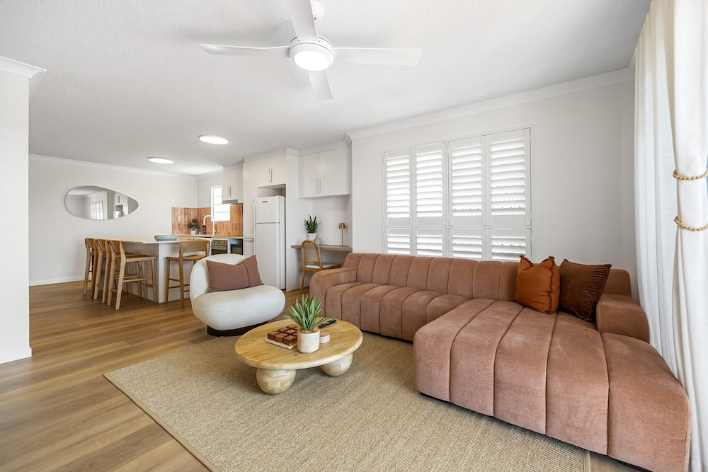 Bright 2-bed Apartment With Stunning Ocean Views
