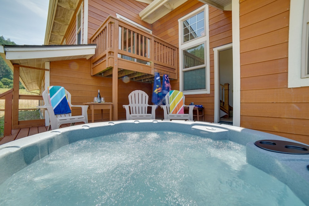 Inviting Manchester Home w/ Hot Tub Near Beach! view 3