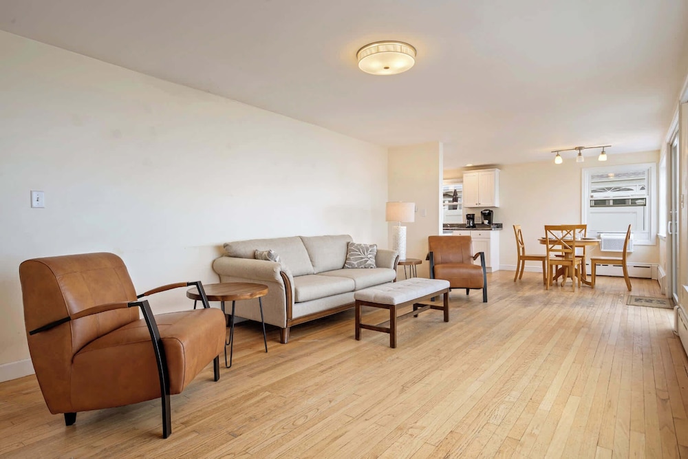 Oceanfront Ping Pong 1 Min Walk to Beach Pets Welcome